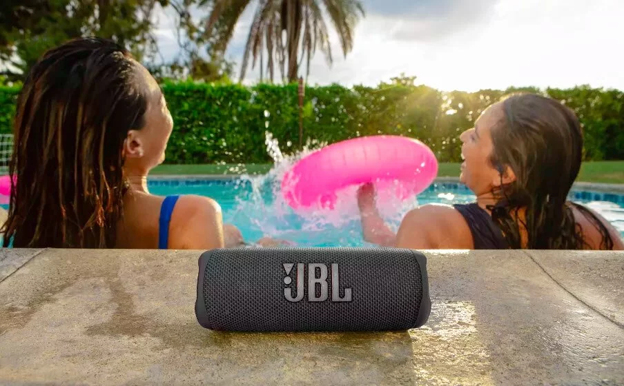jbl-flip-6-at-the-pool